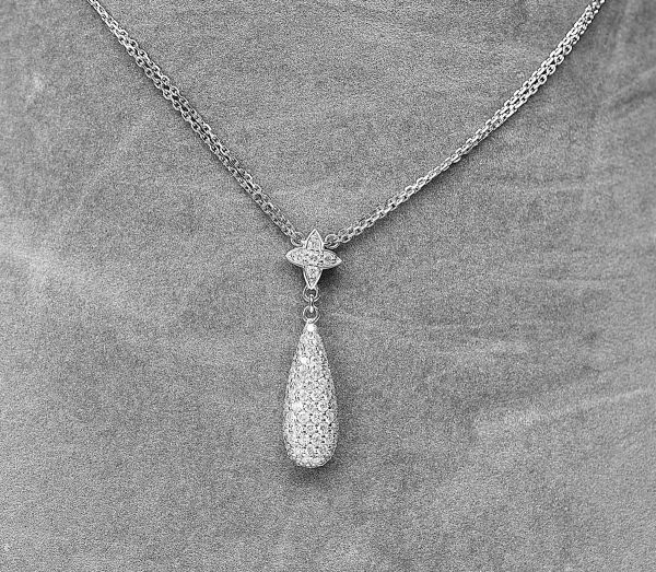 White gold pendant drop shape on its double chain paved with modern round diamonds for 1 c approx of very beautiful brilliance G/VS. Gold 5,66 g