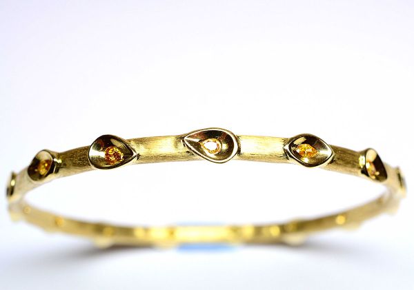 D' une collection privée, bracelet jonc en or jaune brossé serti de 15 diamants jaunes Naturels taillés en poires et marquises pour 1,50 c env. - Or 13,82 g