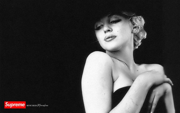 Marilyn right, Supreme by Monakoe, Photo printed on glossy paper, Silver finish, framed, Photo size 44,5x28, Frame size 54,5x38 cm (white pass-through), edited in 5 copies