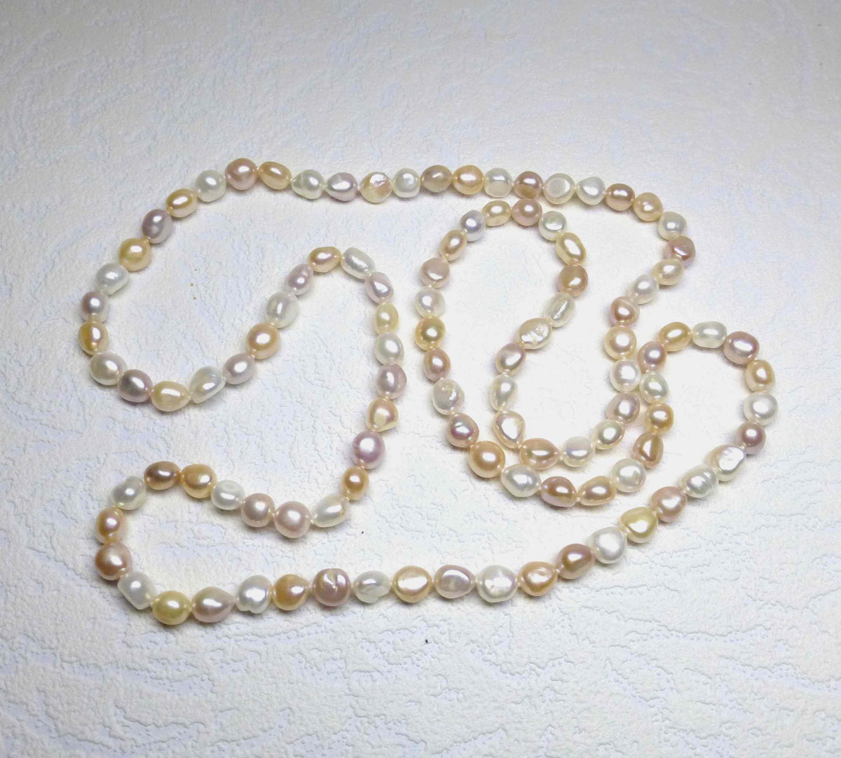 Very original long necklace made of multicolored natural cultured pearls of baroque shape, 1,20 meter long (a knot between each pearl)