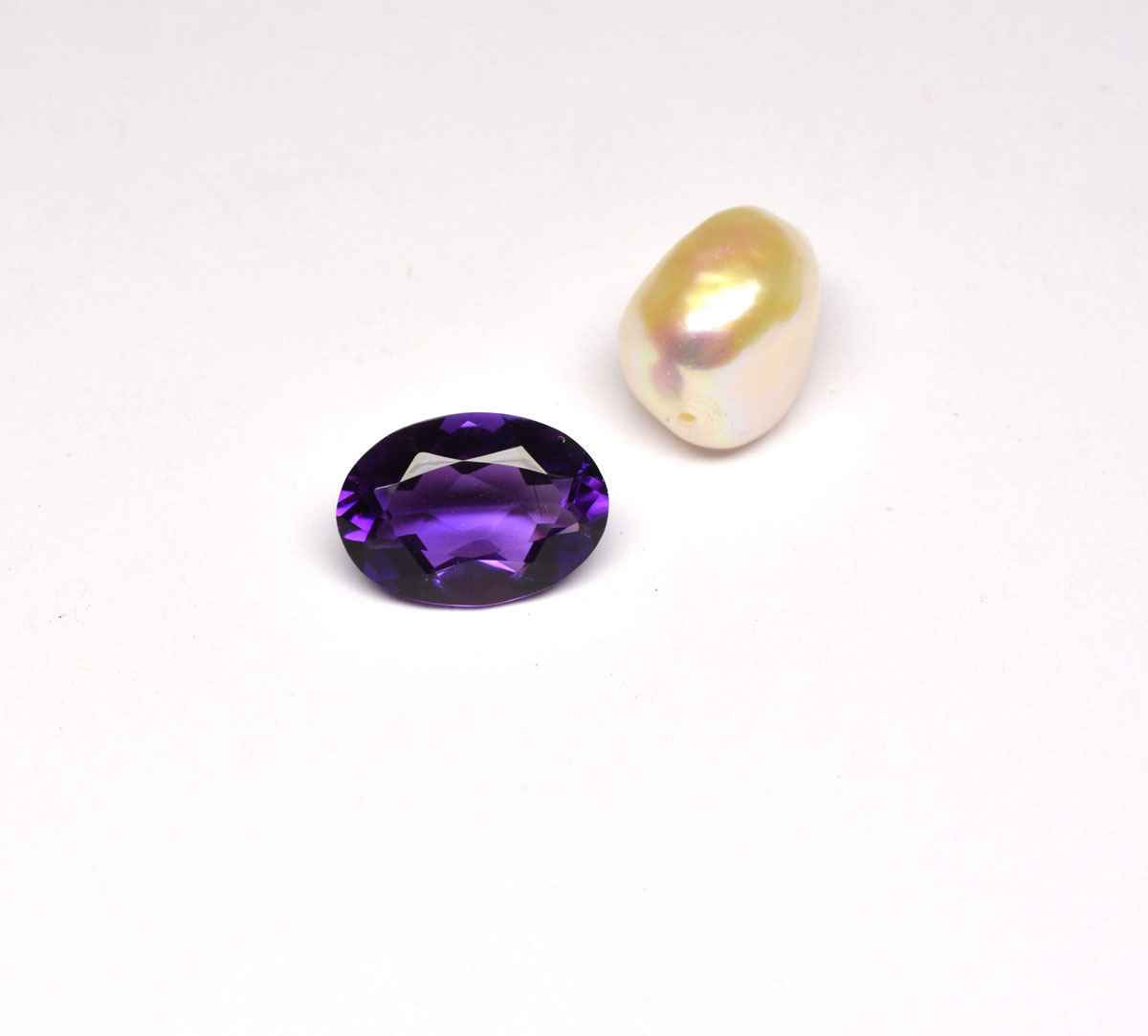 Oval cut amethyst on paper for 3,48 c. 2 natural baroque pearls of very nice luster are added