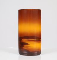 Vase en verre peint à décor de paysage lacustre dans les tons brun orangé.