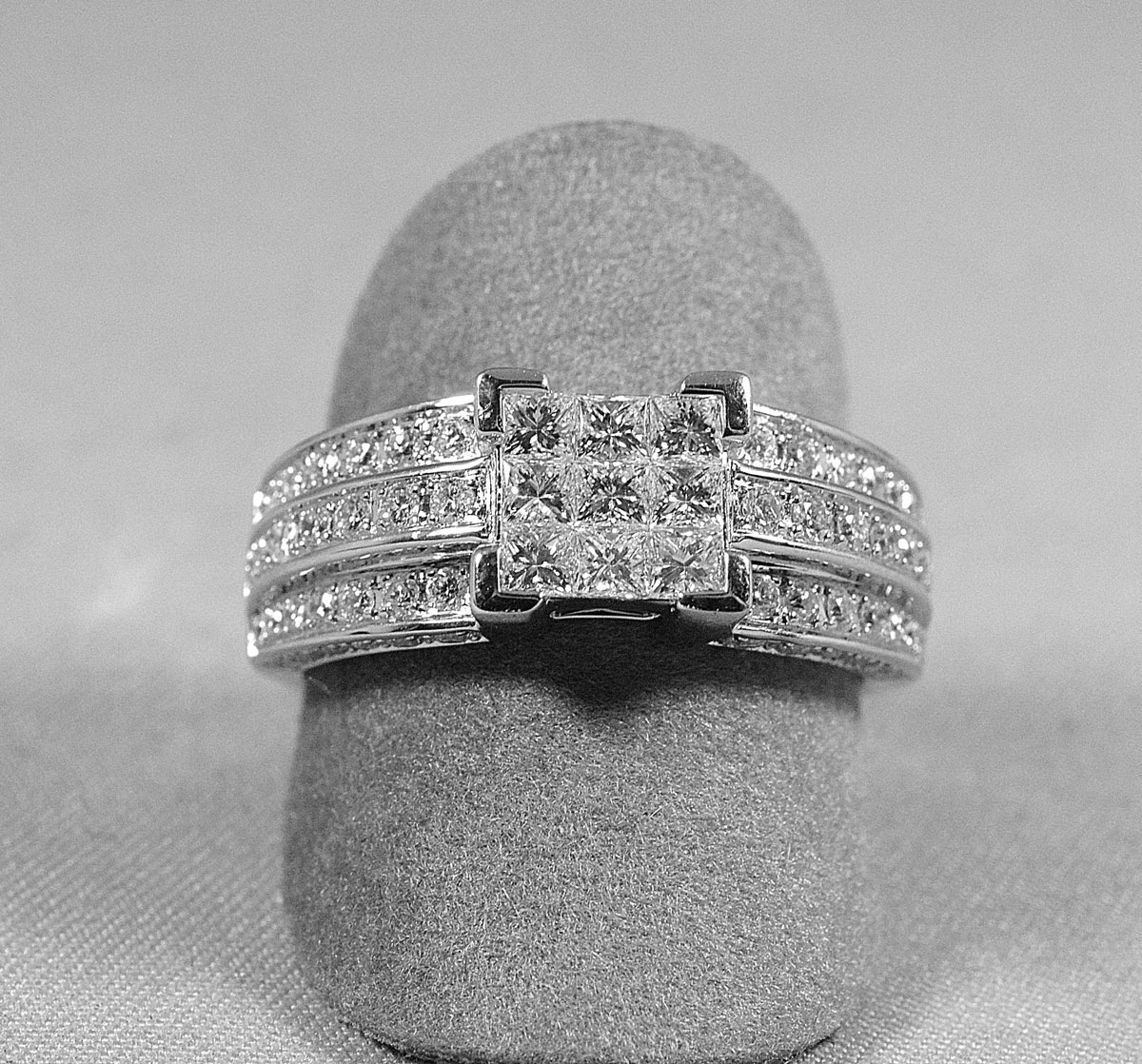 Beautiful ring set in its center with 9 princess diamonds in a mystery setting, the ring being set with 70 diamonds (G/VS) 1,20 c. approx. - Gold 8,02 g.