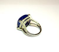 White gold ring set with a rare and important natural cushion-cut tanzanite cabochon for 24,54 c. Setting and stylized claws set with diamonds for 1,40 c G/VS - Gold 8,02 g. 