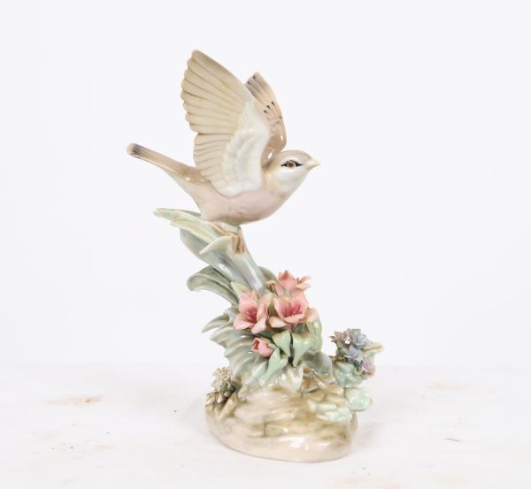 En porcelaine, sujet petit oiseau.