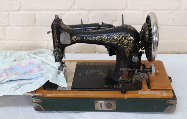 Sewing machine - Singer