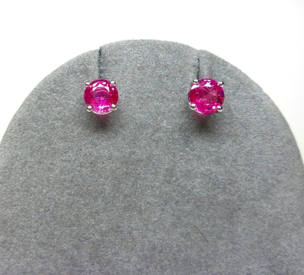 Pair of ear studs 