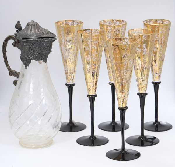 Six flutes à champagne et une carafe