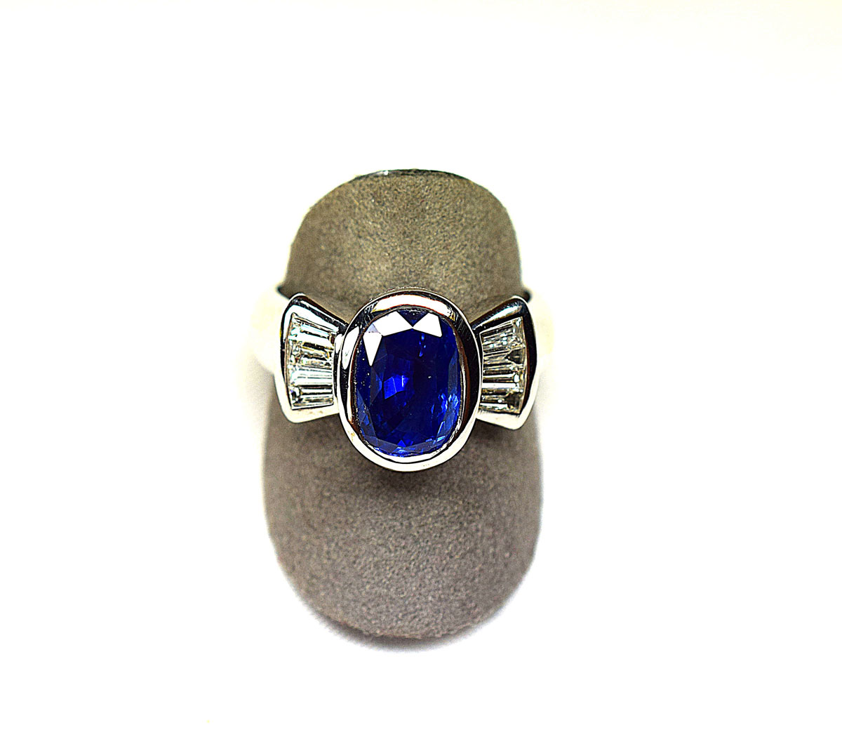 White gold ring centered in close with an oval Natural Burmese sapphire weighing 2.50 c approx. Baguette diamonds on the shoulder for 1 c approx G/VS. - Gold PB 9,56 g