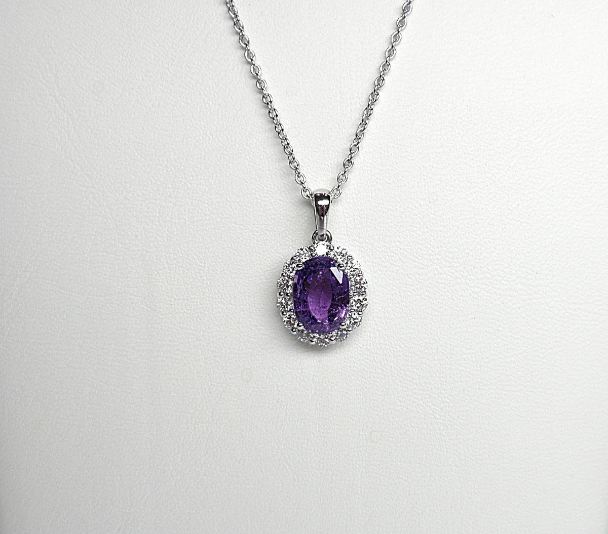 White gold pendant set with a rare unheated Natural Sapphire weighing 2.43 c Vivid Purple in a setting of 14 GVS diamonds for 1c. approx. - Gold 4.26 g. 