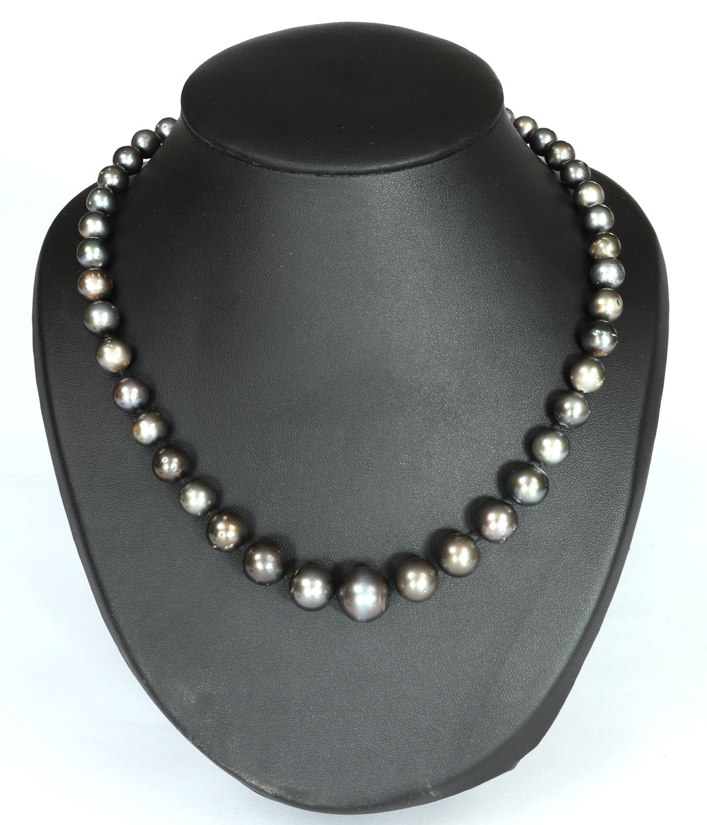 Tahitian pearl necklace