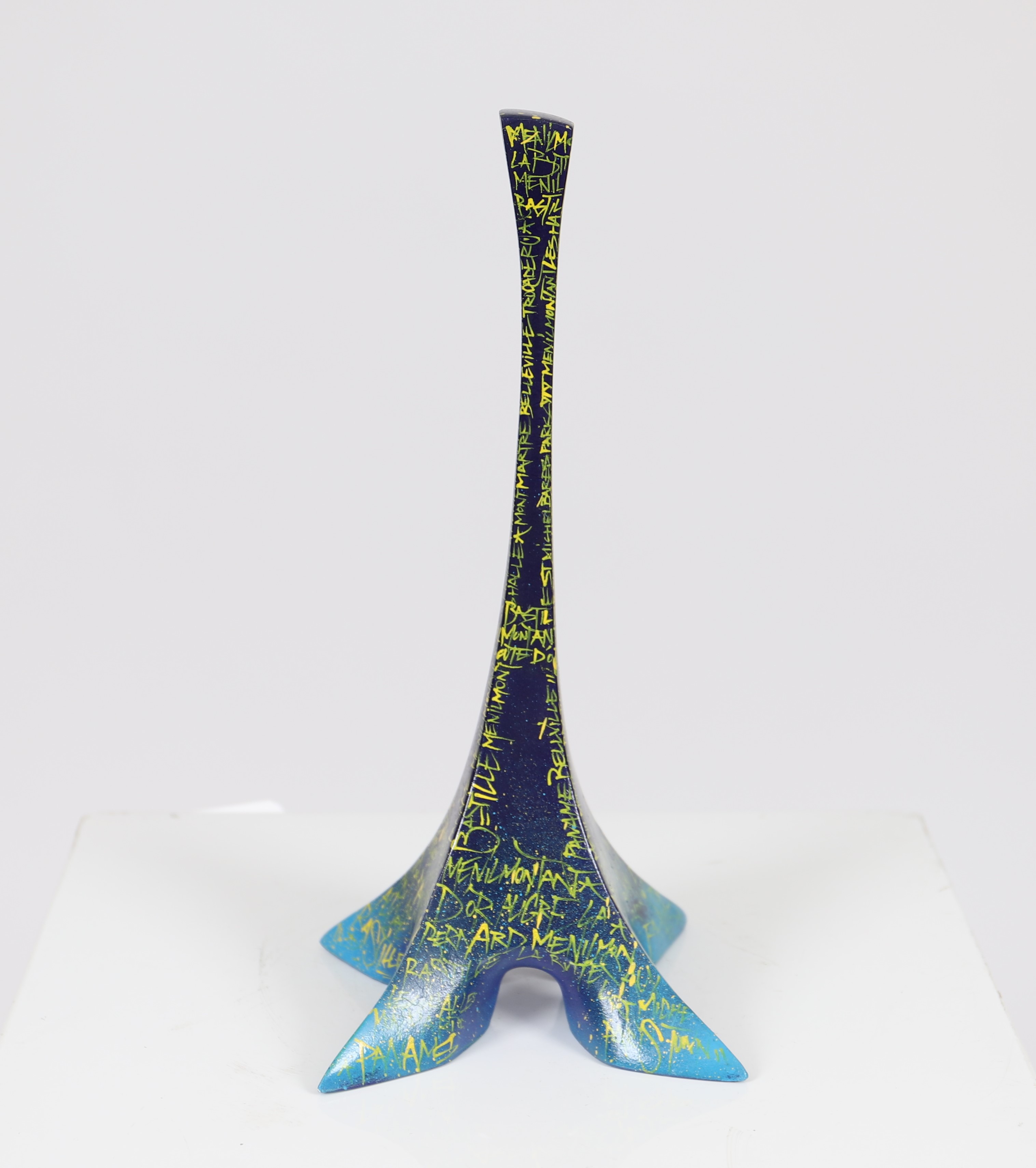 Sculpture en résine et poudre de marbre, représentant la Tour Eiffel. Décorée de graphes réalisés par Juan Mac.