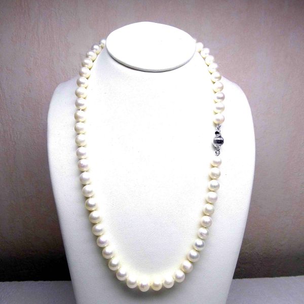 Necklace of natural cultured pearls (D: 7 - 7,5 mm) of a length of 42 cm - silver clasp (a knot between each pearl)