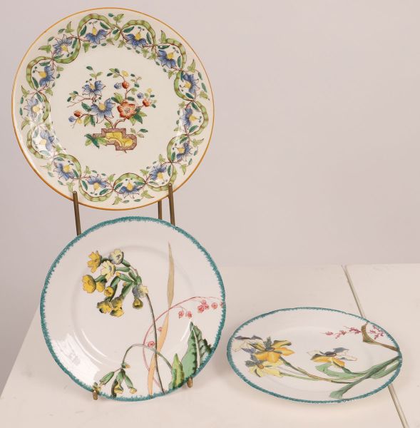 Ensemble de 3 assiettes en faience à décor floral