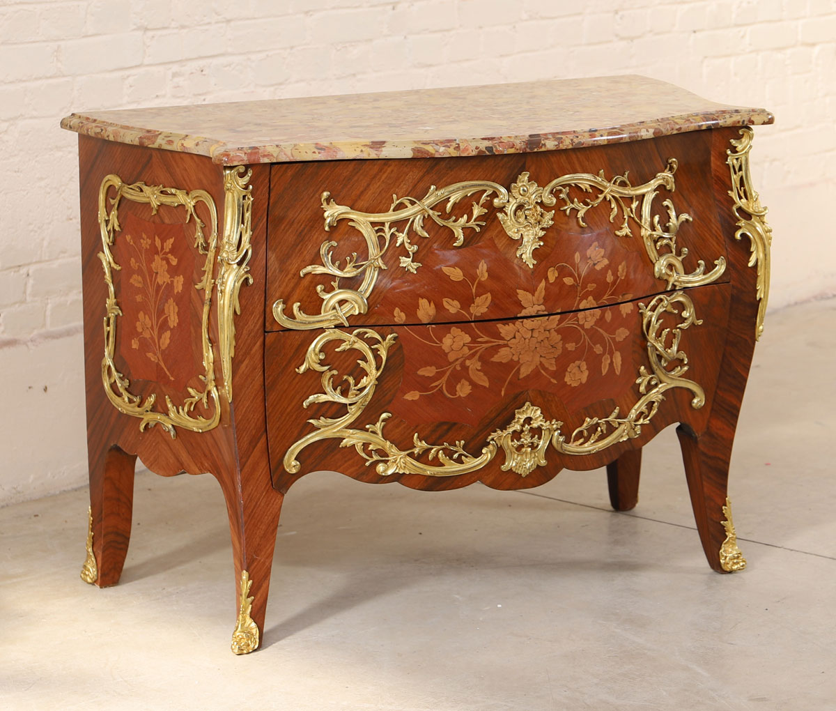 Commode sauteuse marquetée Louis XV modèle d'Antoine CRIAERD